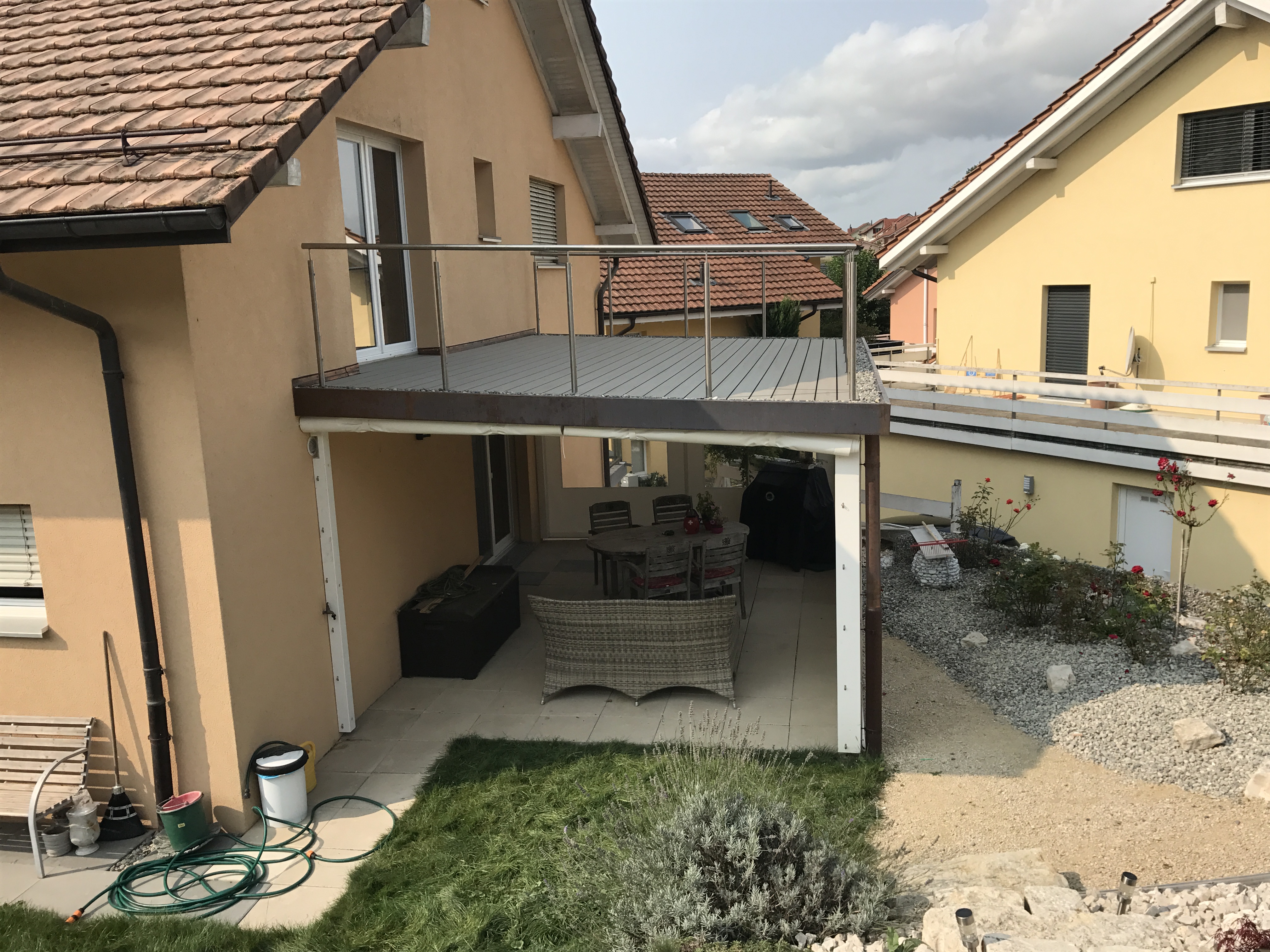 Couvert et terrasse en WPC à Avenches – Stauffacher Charpentes SA